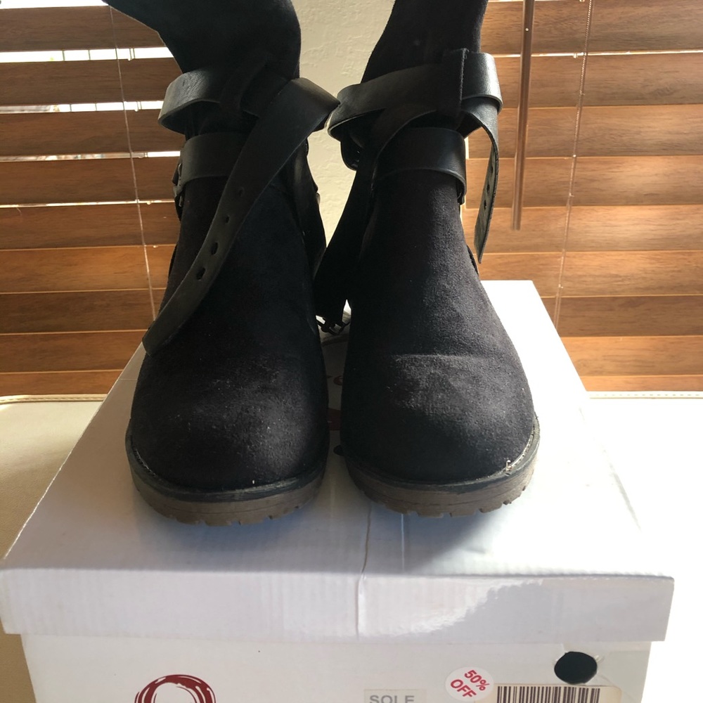 Boots - Picture 4 of 8